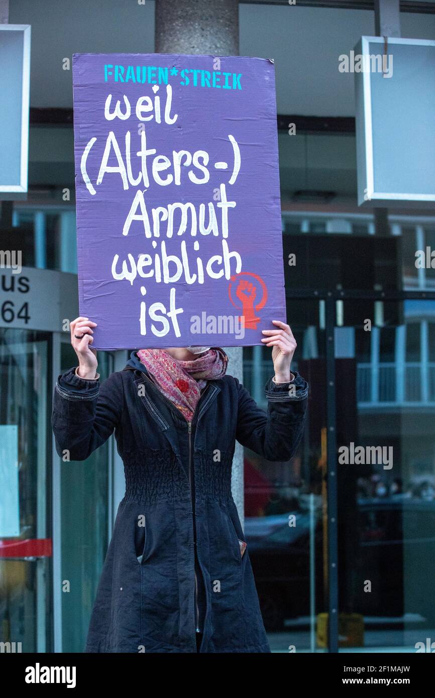 Demonstrantin hält Schild mit der Aufschrift: ' Frauenstreik weil (Alters-) Armut weiblich ist '. Am Weltfrauentag, dem 8.3.2021 haben sich in München um die 1000 Menschen versammelt, um für das Recht auf Schwangerschaftsabbrüche, gegen den Gender-Pay-Gap, Sexismus und Femizide zu demonstrieren. - On the international women's day March 8 2021 around 1000 people joined a demonstration in Munich, Germany to protest against sexism, the gender-pay-gap and femicides. (Photo by Alexander Pohl/Sipa USA) Stock Photo