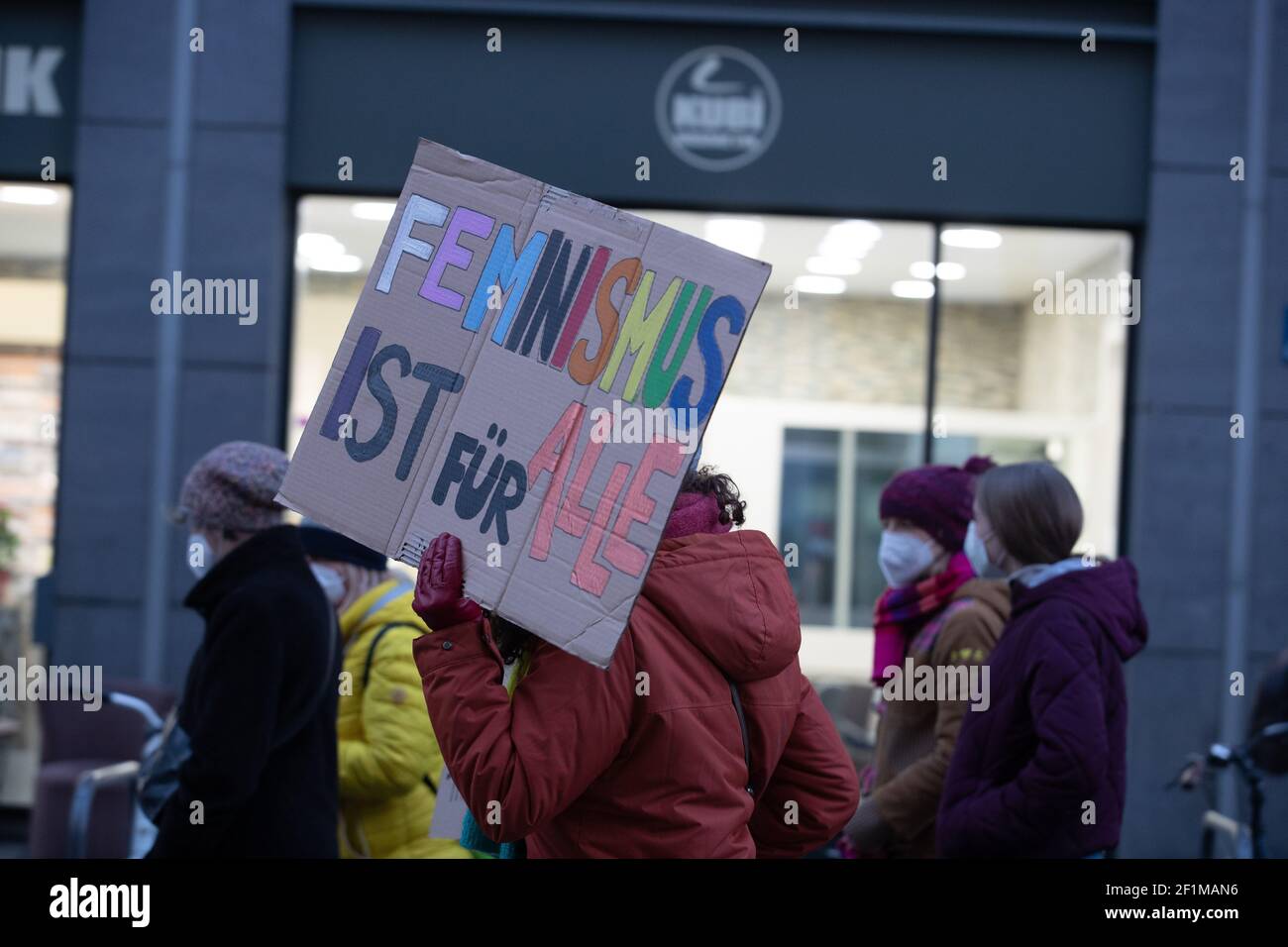Demonstrantin hält Schild mit der Aufschrift: ' Feminismus ist für alle '. Am Weltfrauentag, dem 8.3.2021 haben sich in München um die 1000 Menschen versammelt, um für das Recht auf Schwangerschaftsabbrüche, gegen den Gender-Pay-Gap, Sexismus und Femizide zu demonstrieren. - On the international women's day March 8 2021 around 1000 people joined a demonstration in Munich, Germany to protest against sexism, the gender-pay-gap and femicides. (Photo by Alexander Pohl/Sipa USA) Stock Photo