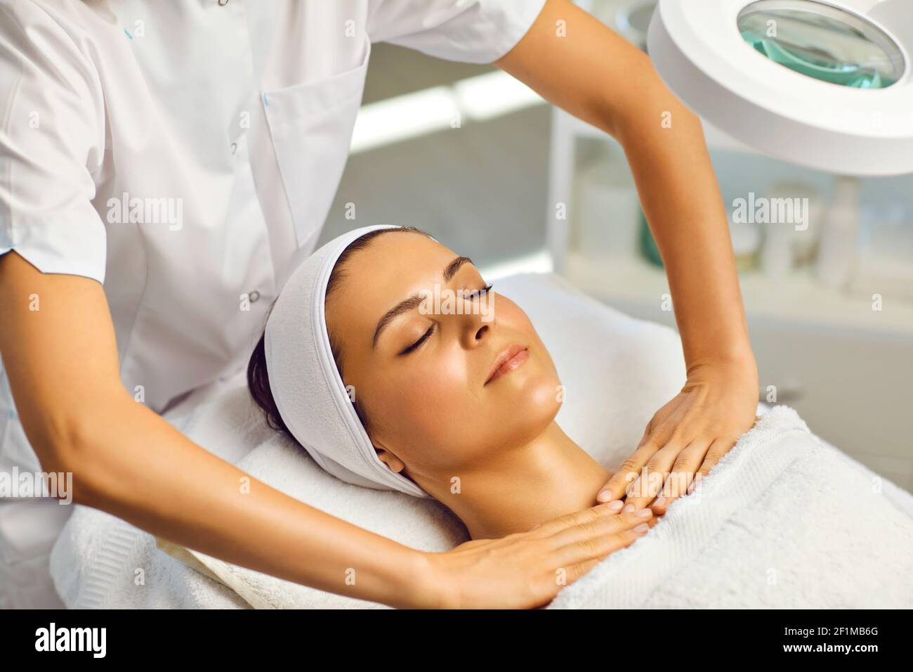 https://c8.alamy.com/comp/2F1MB6G/cosmetologist-or-masseur-making-facial-massage-with-upper-shoulder-girdle-for-woman-in-beauty-salon-2F1MB6G.jpg