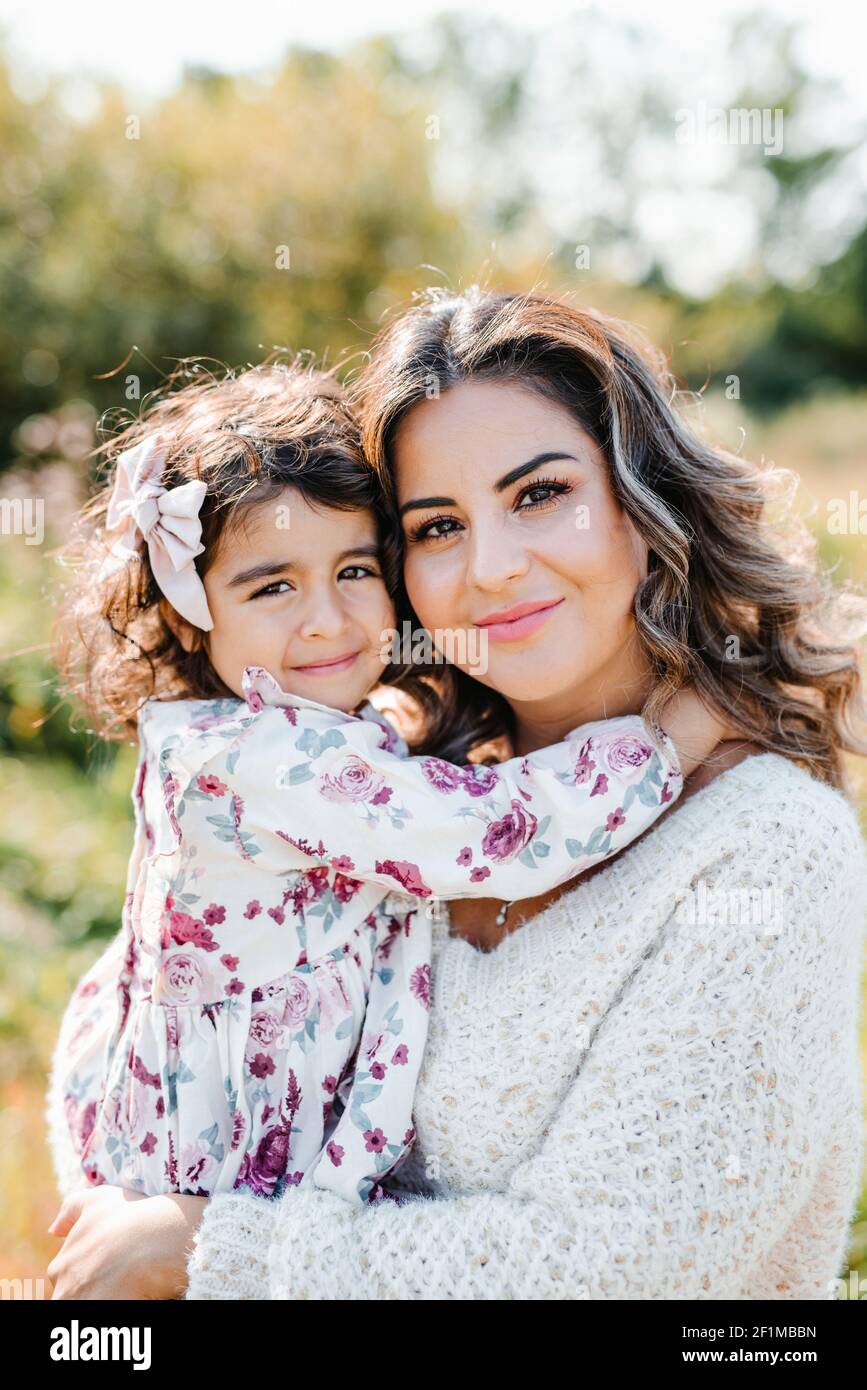 Portrait of mother and daughter Stock Photo - Alamy