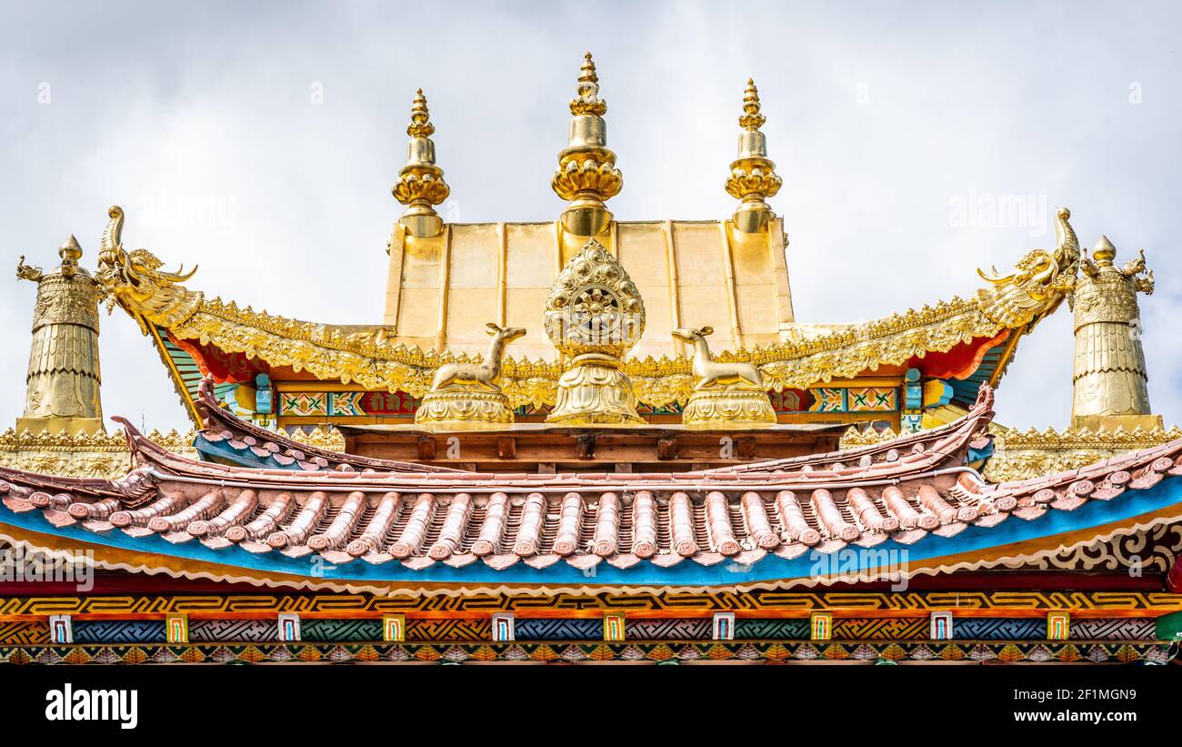 Golden roof details with Dharma wheel of Baiji or one hundred chicken Tibetan Buddhist temple in Shangri-La Yunnan China Stock Photo