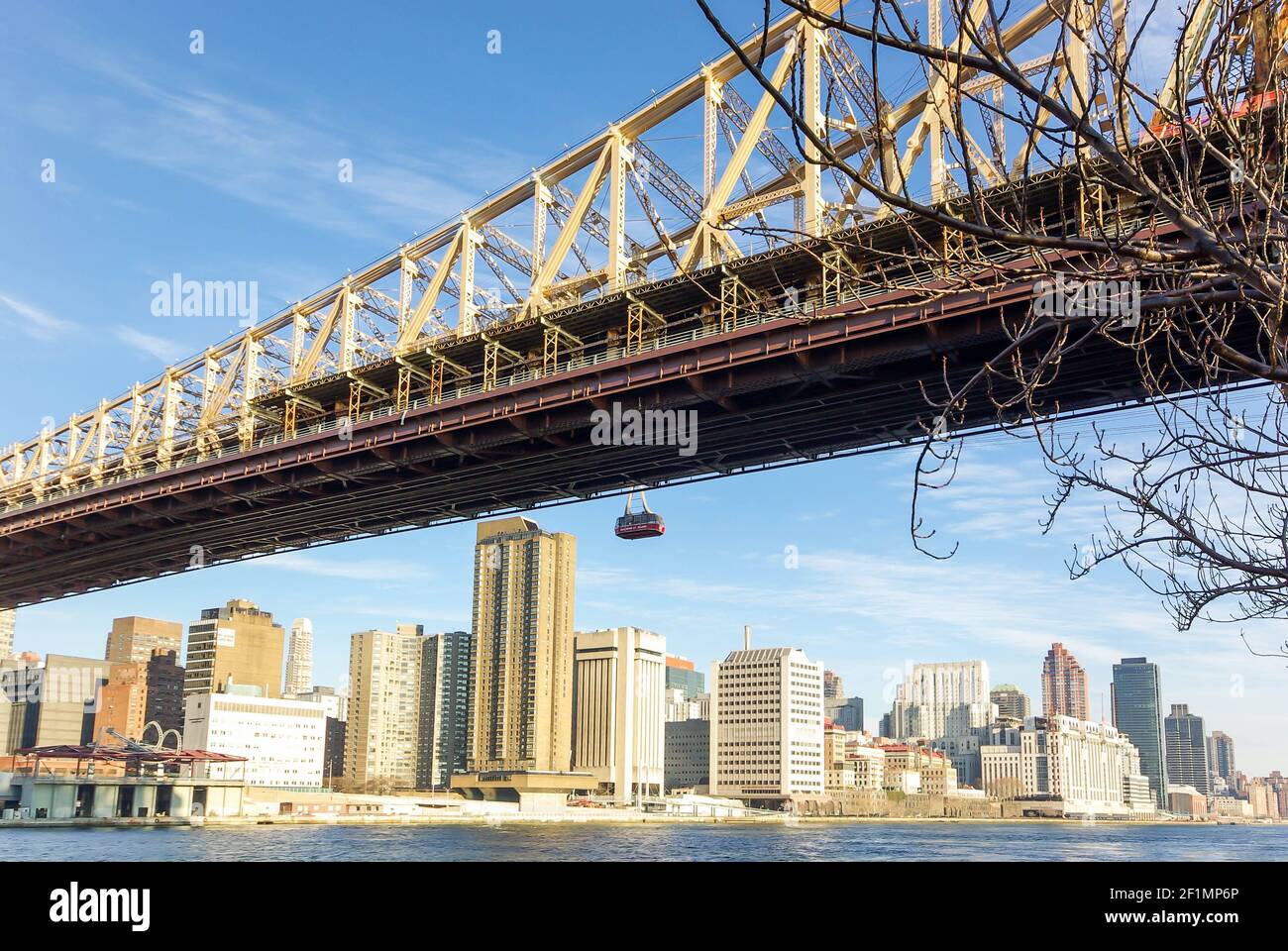 The Queensborough Bridge and the cable car over the East River and Roosevelt Island across from Manhattan in New York, USA Stock Photo