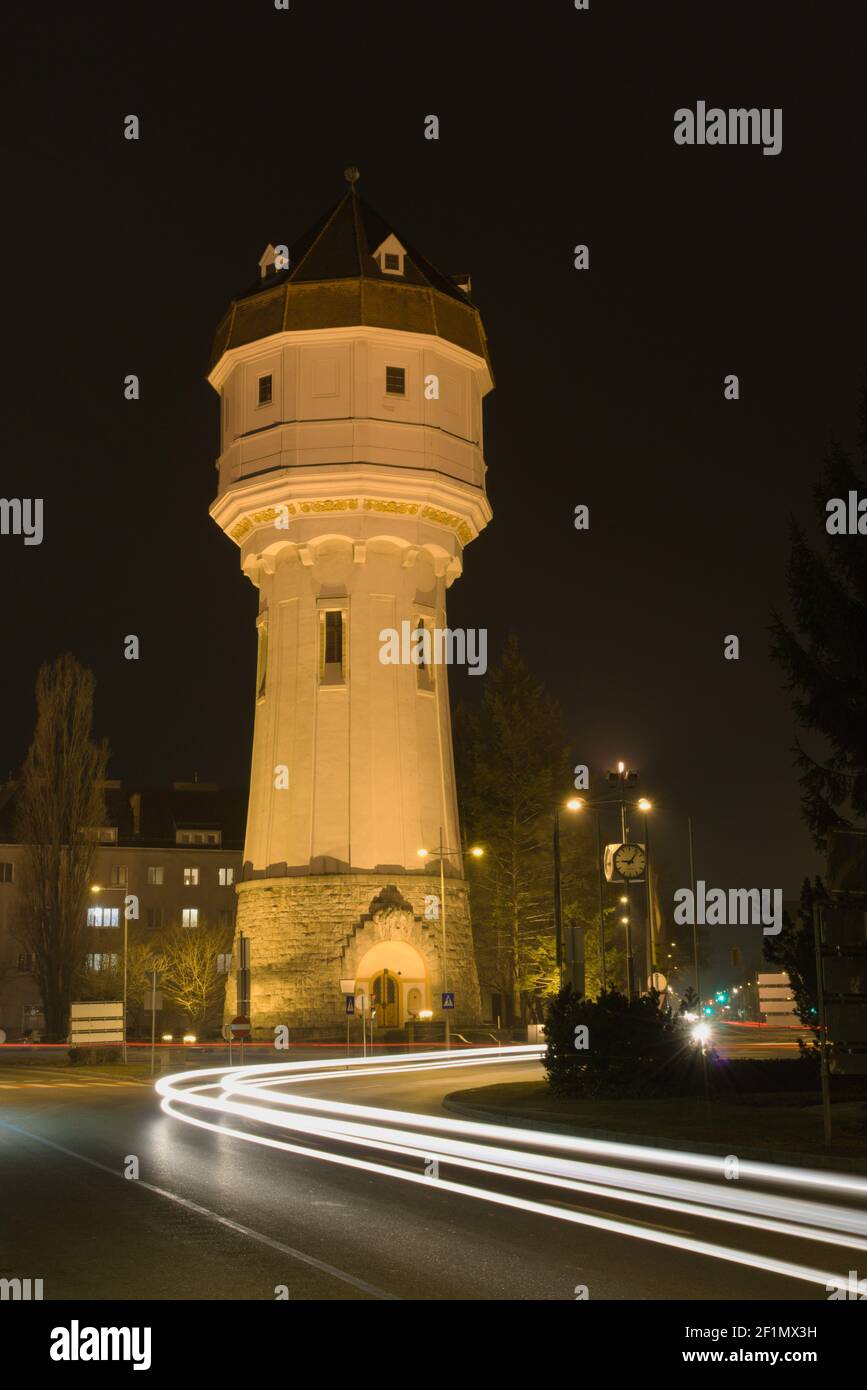 Lichtspuren vor dem Wasserturm in Wiener Neustadt, Austria. Stock Photo