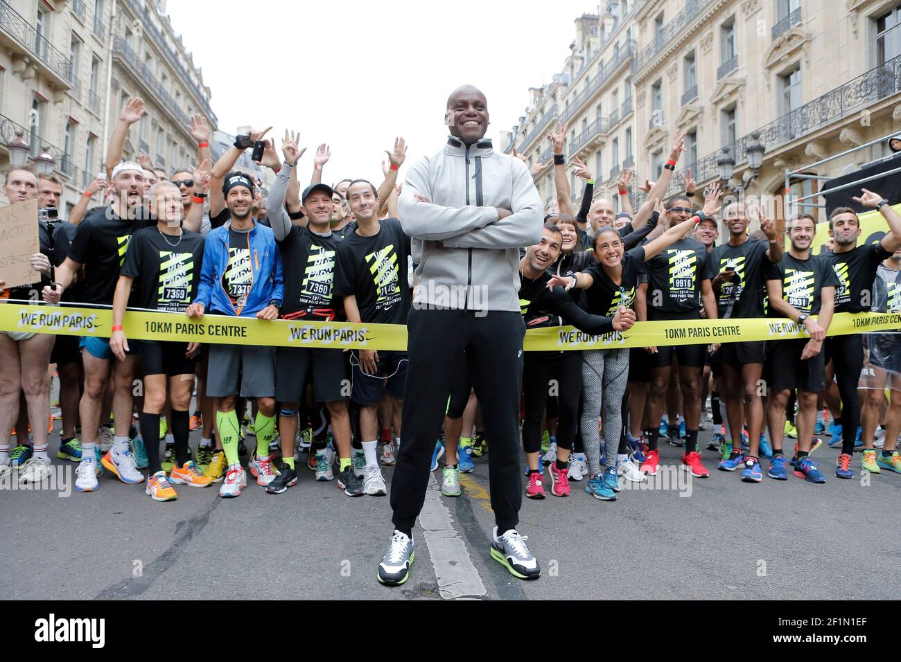 máquina de coser pequeño diente Carl Lewis (usa), ambassador of Nike, gives the start of the 11th edition  of the running