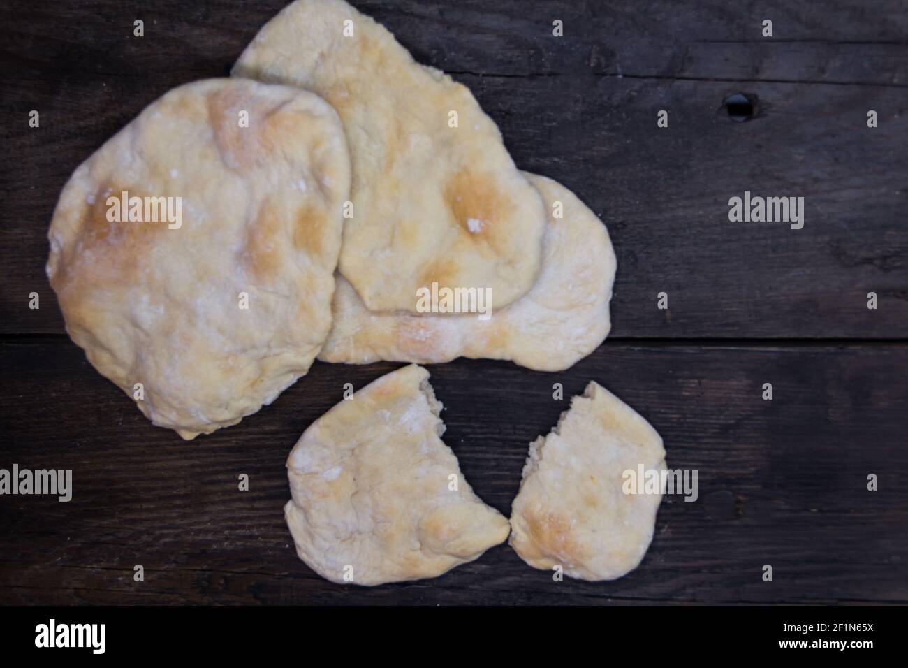 unleavened or unleavened bread, traditional of the Hebrew culture made