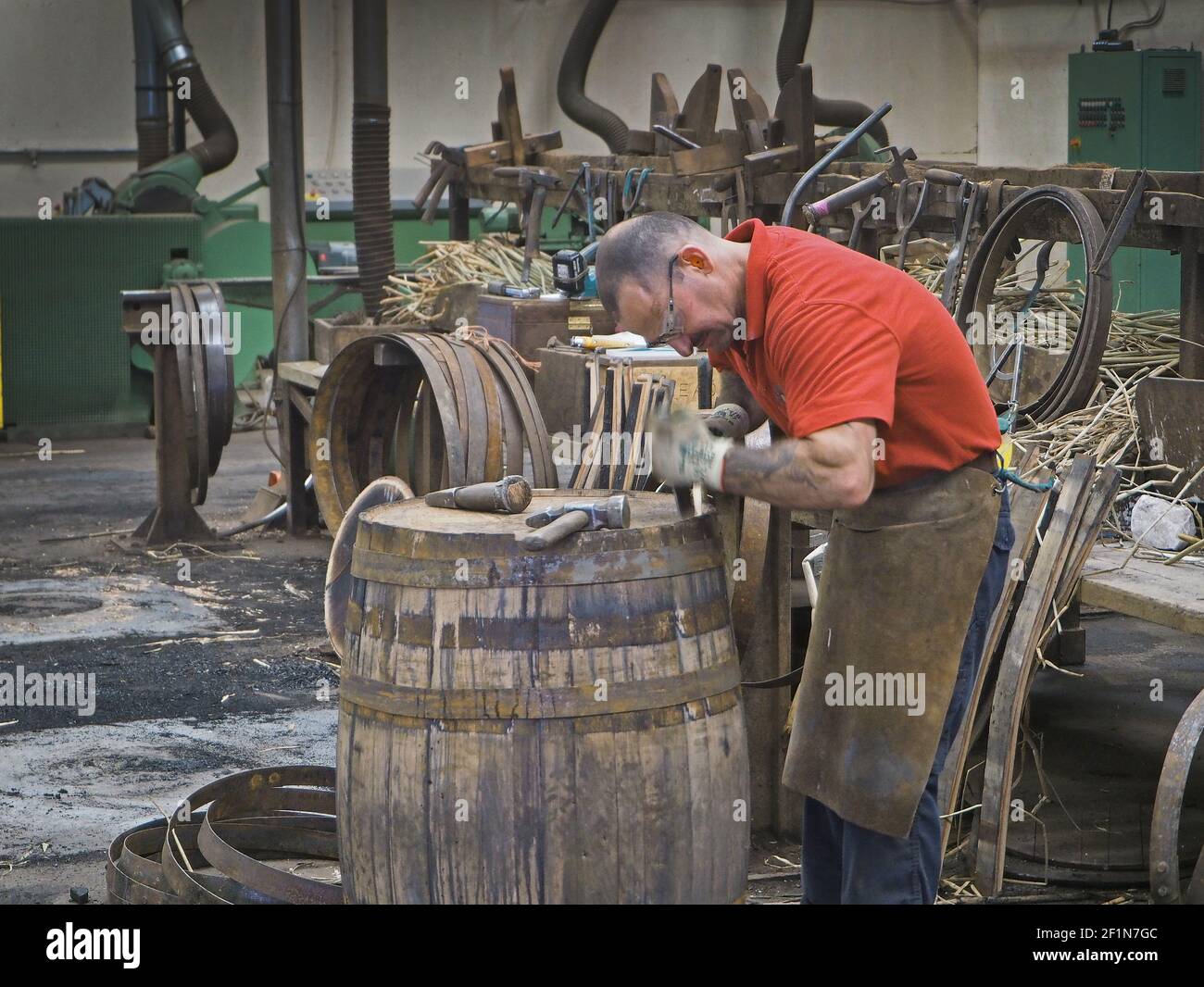 Barrel maker speyside cooperage craigellachie hires stock photography