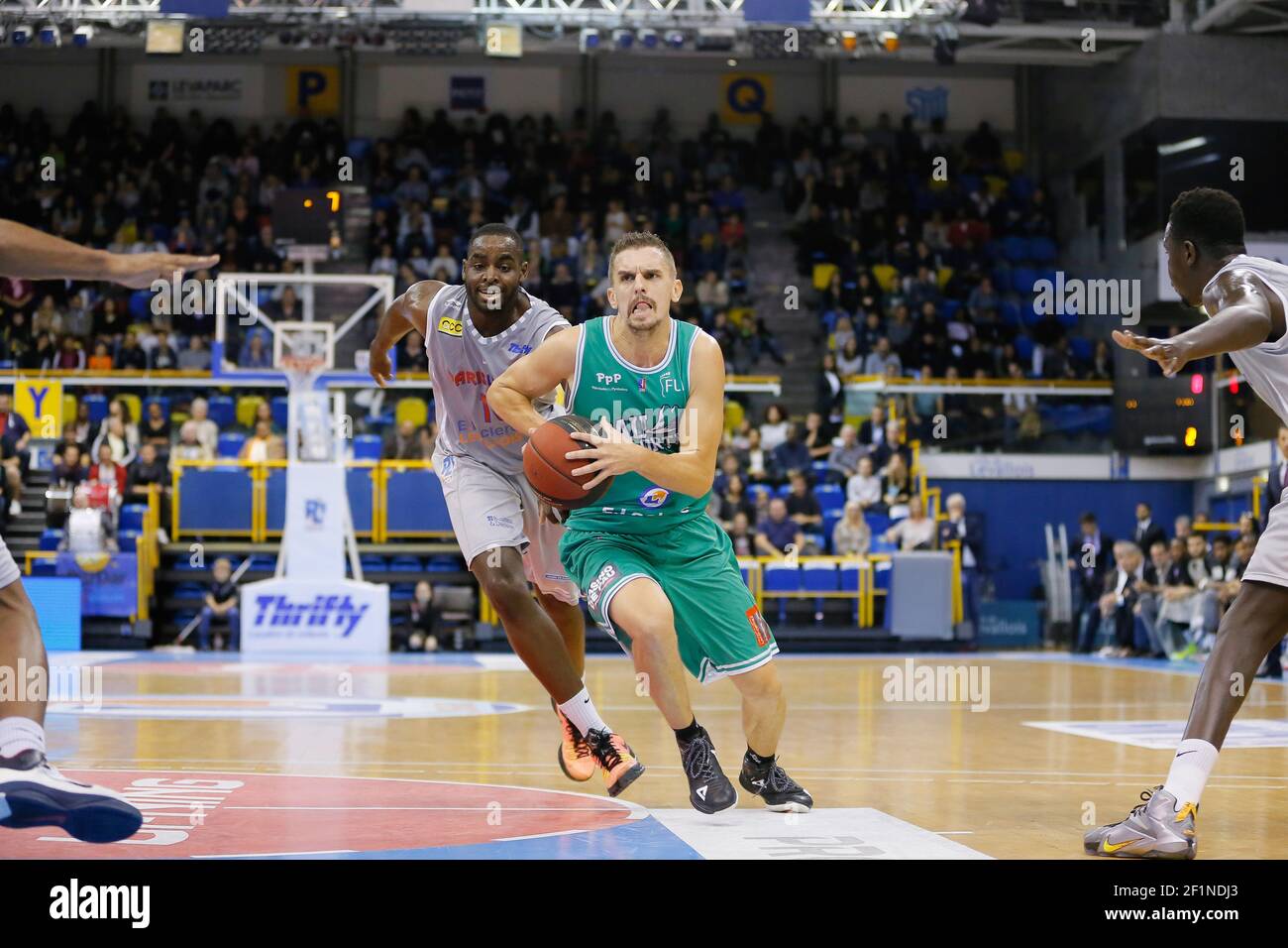 David DENAVE (Elan Bearnais Pau - Lacq - Orthez Basket), Giovan Oniangue  (Paris Lavallois Basket) during the French Championship ProA match between  Paris Levallois Basket and Pau-Lac-Orthez, on October 24, 2015 ,