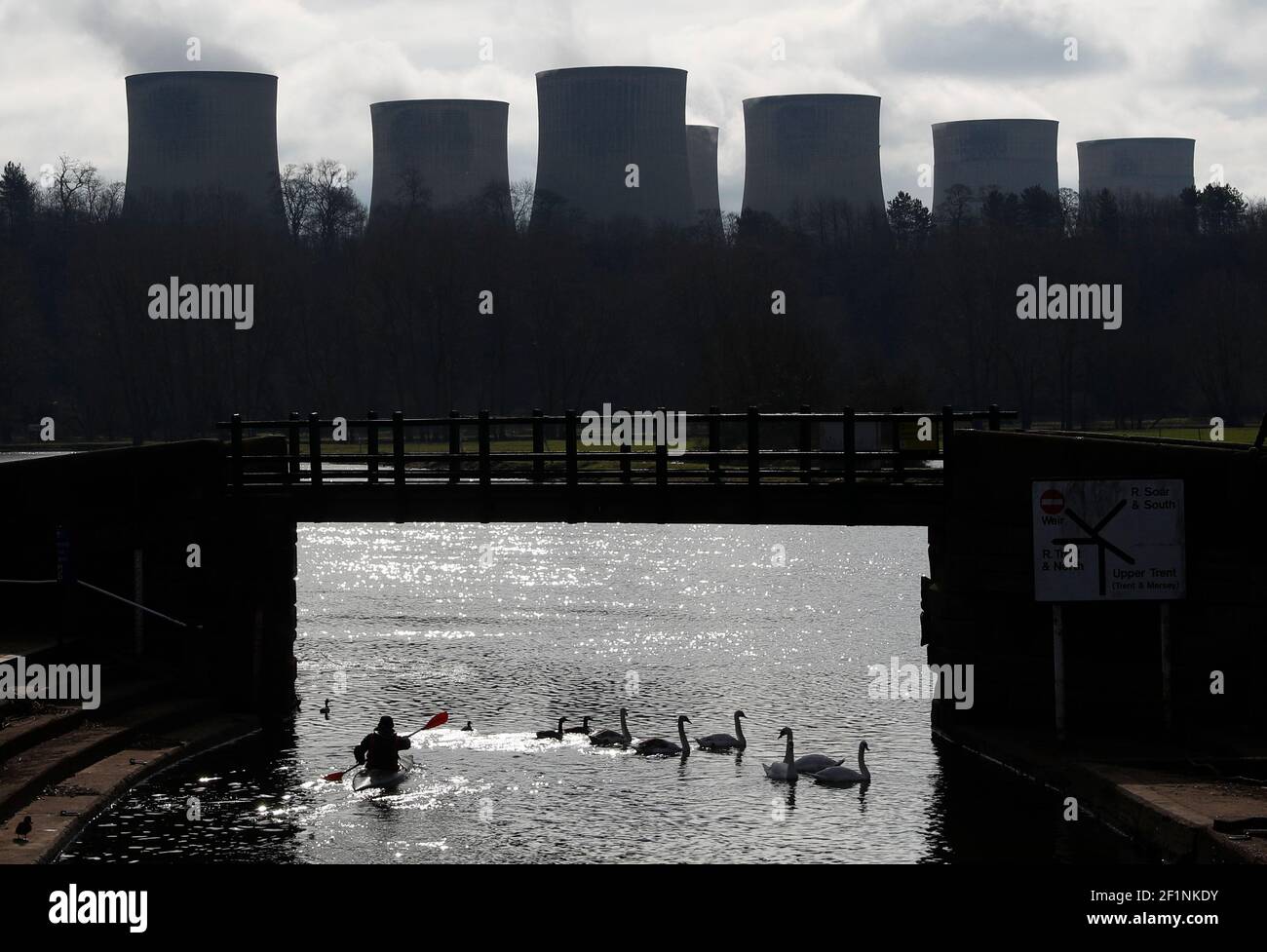 Sawley, Nottinghamshire, UK. 9th March 2021. A kayaker paddles in the shadows of Ratcliffe-on-Soar Power Station as Rushcliffe Borough Council is to discuss an expression of interest for UniperÕs coal-powered Power Station site to accommodate a nuclear fusion reactor when it is decommissioned in 2025. Credit Darren Staples/Alamy Live News. Stock Photo