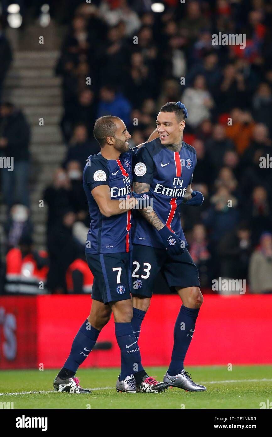 Fenerbahce sign Paris St-Germain's Van der Wiel