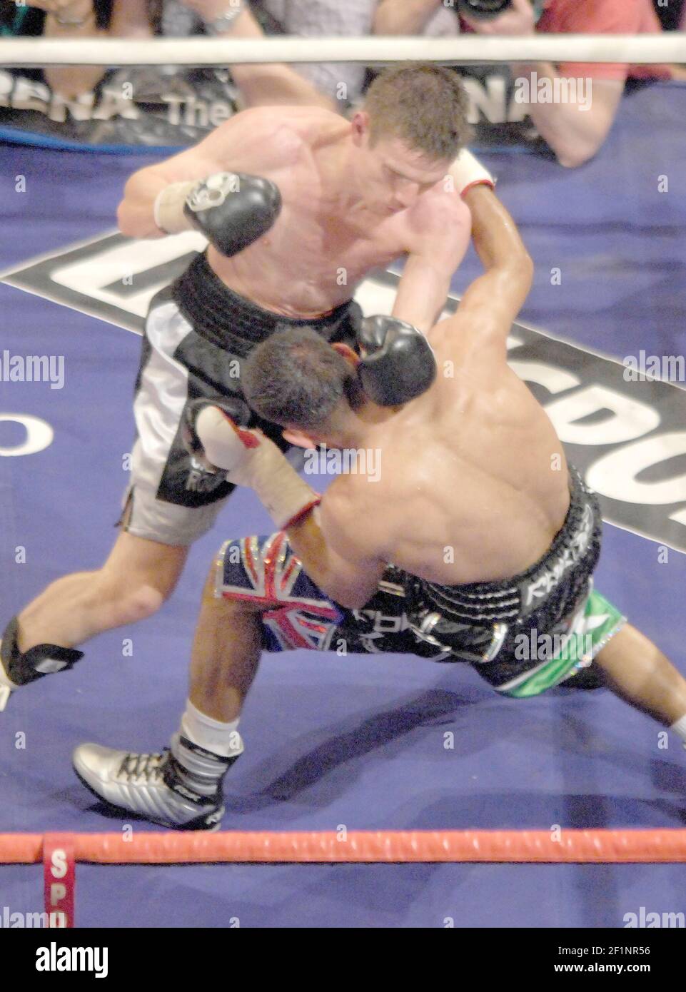 BOXING AMIR KHAN V WILLIE LIMOND FOR THE COMMONWEALTH LIGHWEIGHT TITLE AT THE O2 ARENA. KHAN KNOCKED DOWN.  14/7/2007 PICTURE DAVID ASHDOWN Stock Photo