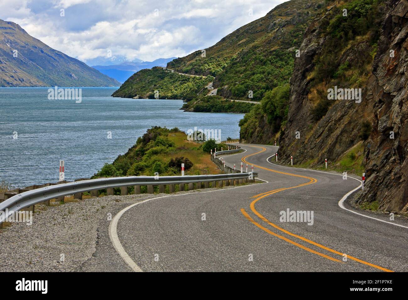 Scenic lake road through the mountains on New Zealands South Island ...