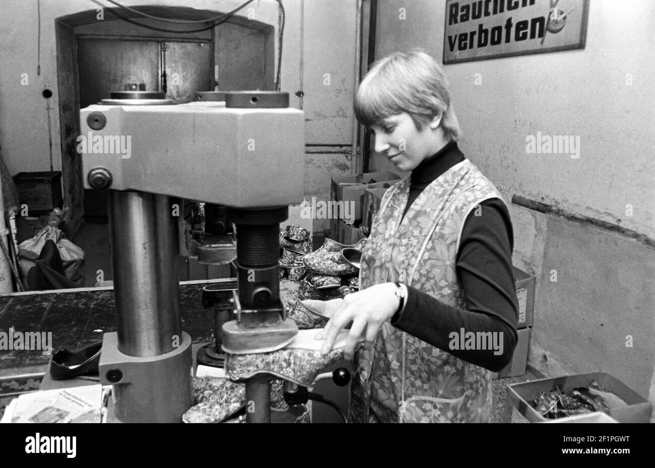 30 November 1981, Saxony, Delitzsch: Slippers for men and women are produced in the slipper factory in Zschortau (Delitzsch district) in the early 1980s. Exact date of recording not known. Photo: Volkmar Heinz/dpa-Zentralbild/ZB Stock Photo