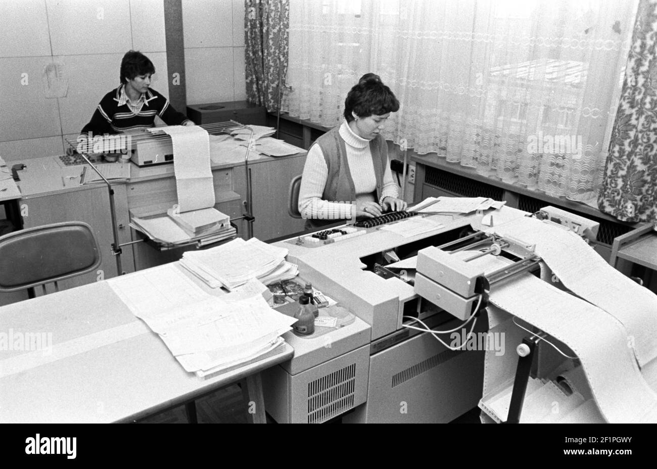 15 October 1981, Saxony, Delitzsch: Women working in a microelectronics laboratory at the end of 1981. Exact date of photograph not known. Photo: Volkmar Heinz/dpa-Zentralbild/ZB Stock Photo