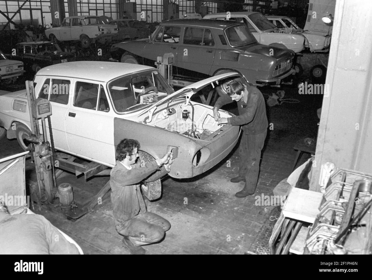 30 November 1981, Saxony, Delitzsch: Vehicles of the type Skoda S 100 are prepared for the painting of new parts by car locksmiths and painters at the PGH KFZ Delitzsch in the early 1980s. Exact date of recording not known. Photo: Volkmar Heinz/dpa-Zentralbild/ZB Stock Photo