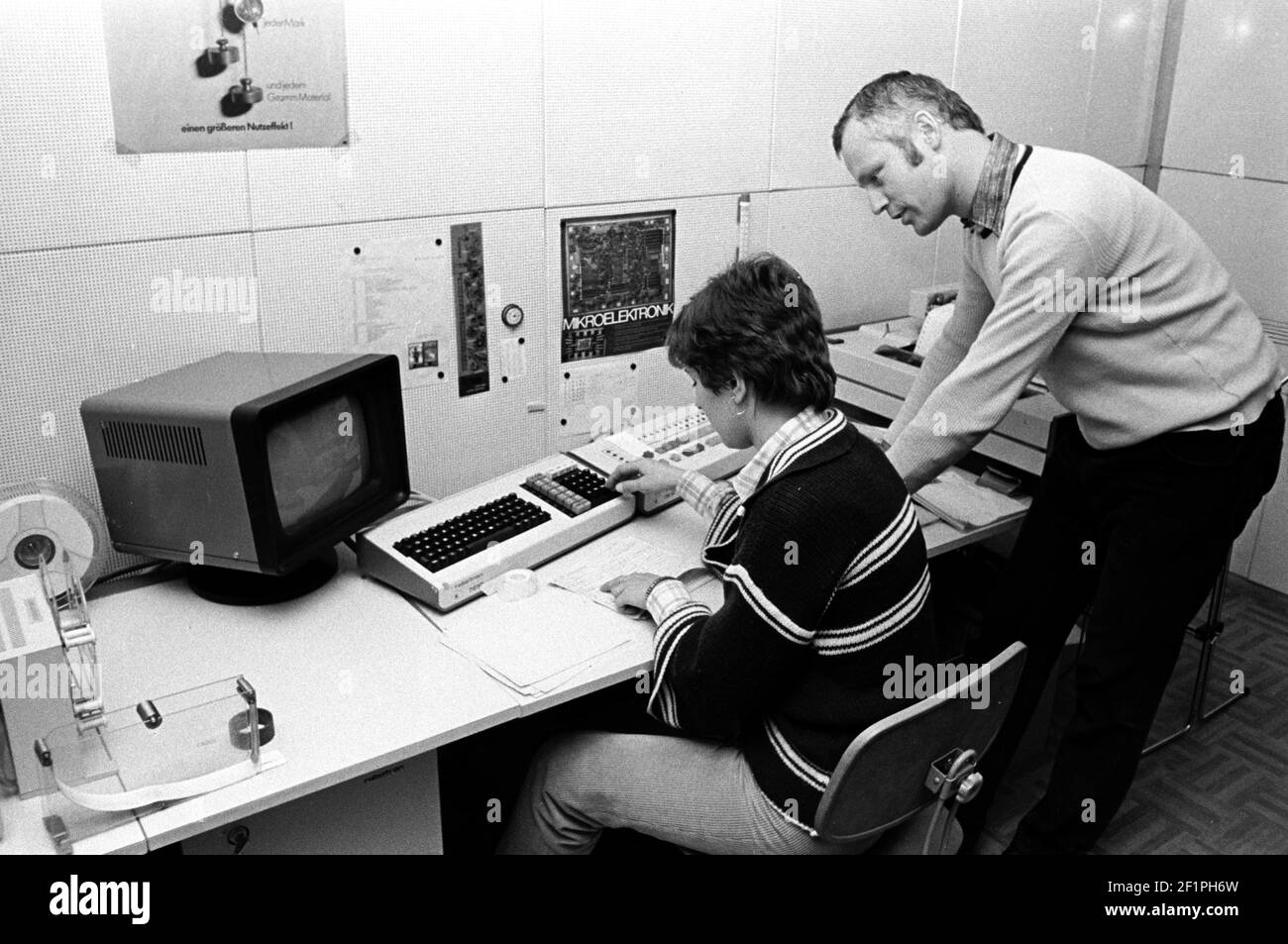 15 October 1981, Saxony, Delitzsch: Voting at the end of 1981 in a microelectronics laboratory. Exact date of recording not known. Photo: Volkmar Heinz/dpa-Zentralbild/ZB Stock Photo