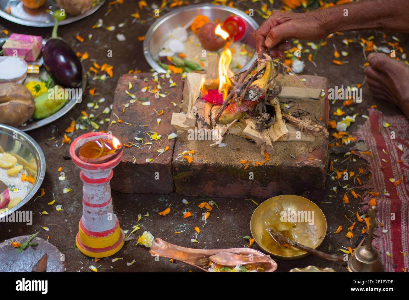 Hindu wedding fire hi-res stock photography and images - Alamy
