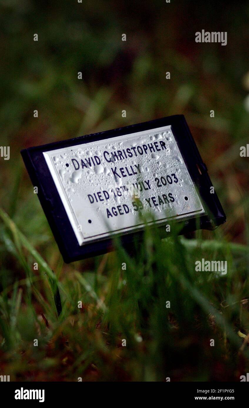 DAWN OVER THE GRAVE OF DR DAVID KELLY AT ST MARY'S CHURCHYARD IN LONGWORTH,OXON.16/7/04 PILSTON Stock Photo
