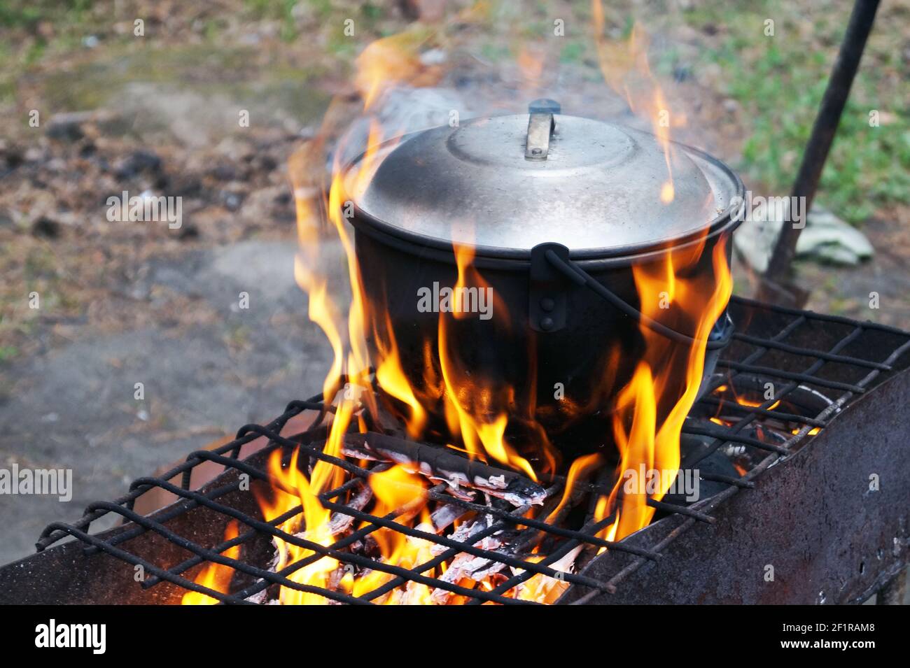 Four quadrant cooking cauldron