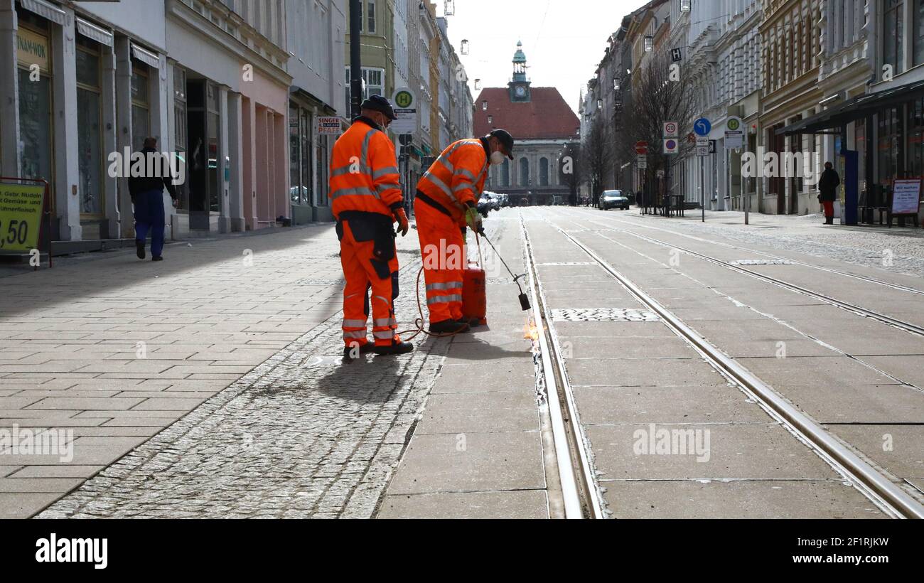 Bauarbeiter beheben die Unfallgefahr an den Straßenbahnschienen auf der Berliner Straße in Görlitz am 9.3.2021 Stock Photo
