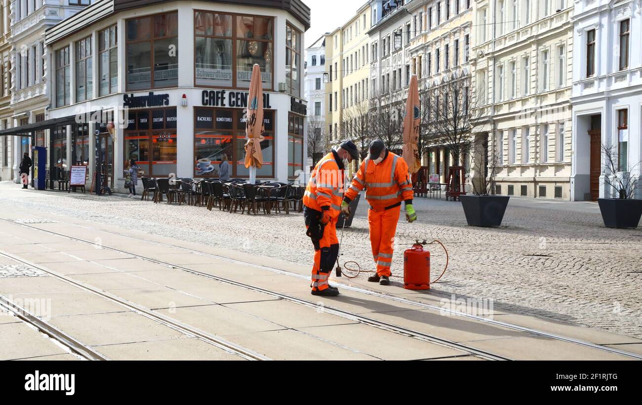 Bauarbeiter beheben die Unfallgefahr an den Straßenbahnschienen auf der Berliner Straße in Görlitz am 9.3.2021 Stock Photo