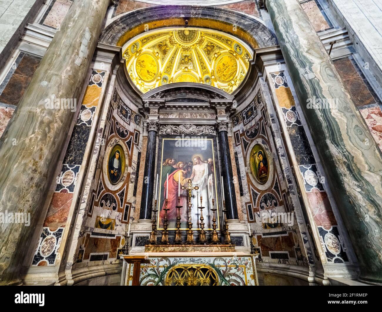 Alter of St. Thomas. The incredulity of St. Thomas. The risen Christ invites the Apostle Thomas to touch His chest wound and believe in the Resurrection. The marble sarcophagus underneath contains the relics of Pope Boniface IV (608-615) - Saint Peter Basilica, Vatican State in Rome Stock Photo