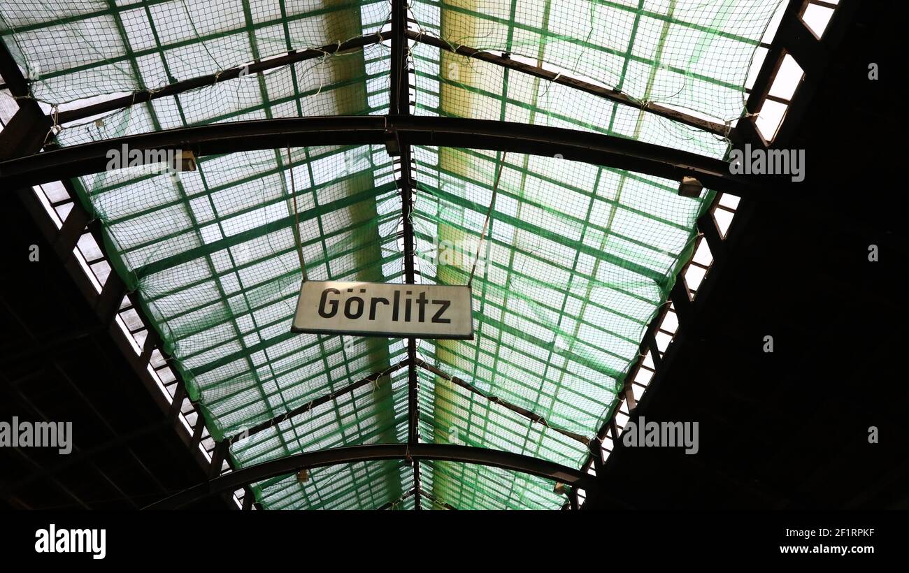 Schutznetze am Hallendach deuten auf eine baldige Modernisierung der historischen, 1917 geweihten Bahnsteighalle des Bahnhofs Görlitz hin. Görlitz 9.3 Stock Photo