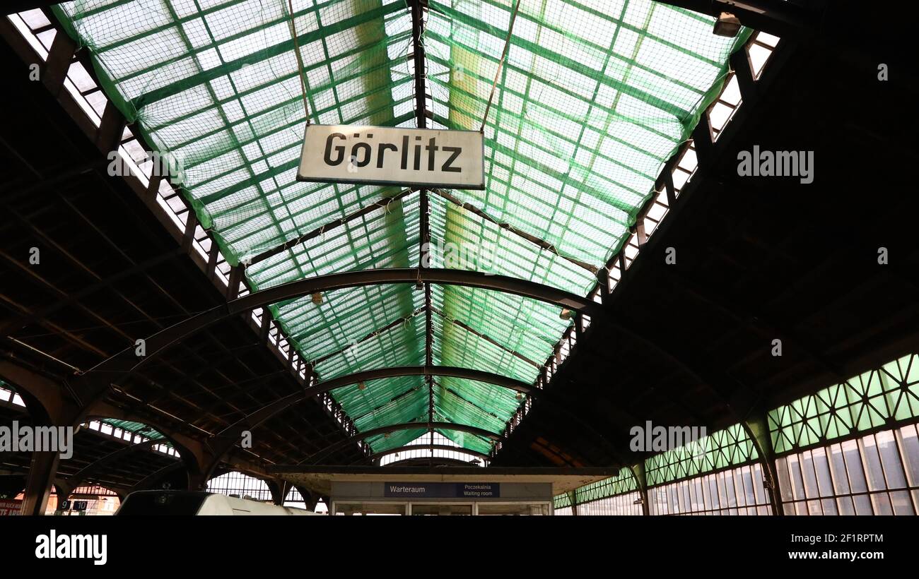 Schutznetze am Hallendach deuten auf eine baldige Modernisierung der historischen, 1917 geweihten Bahnsteighalle des Bahnhofs Görlitz hin. Görlitz 9.3 Stock Photo