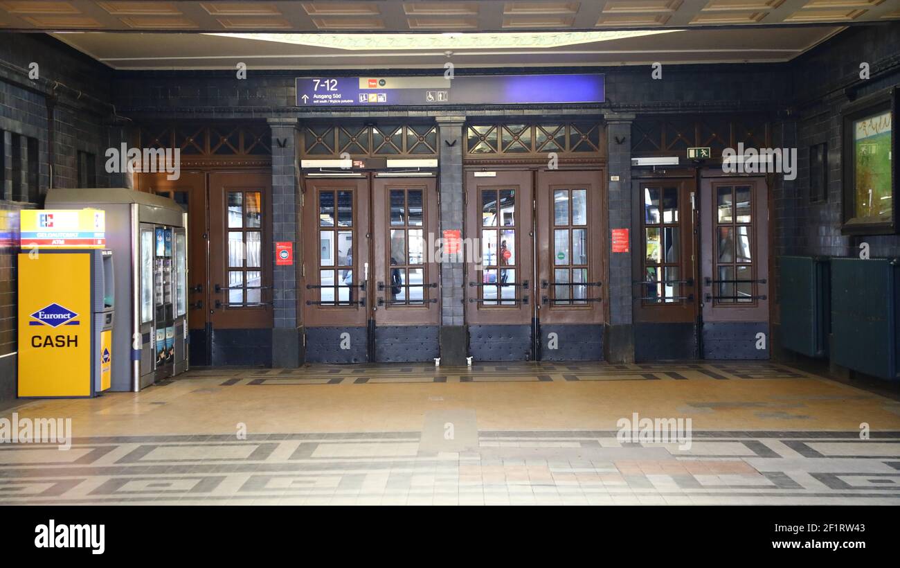 Schutznetze am Hallendach deuten auf eine baldige Modernisierung der historischen, 1917 geweihten Bahnsteighalle des Bahnhofs Görlitz hin. Görlitz 9.3 Stock Photo