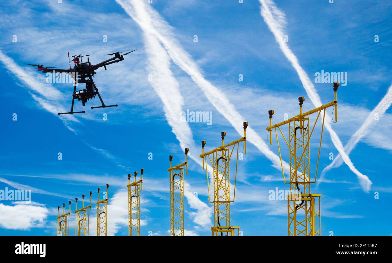 Contrails in blue sky hires stock photography and images Alamy