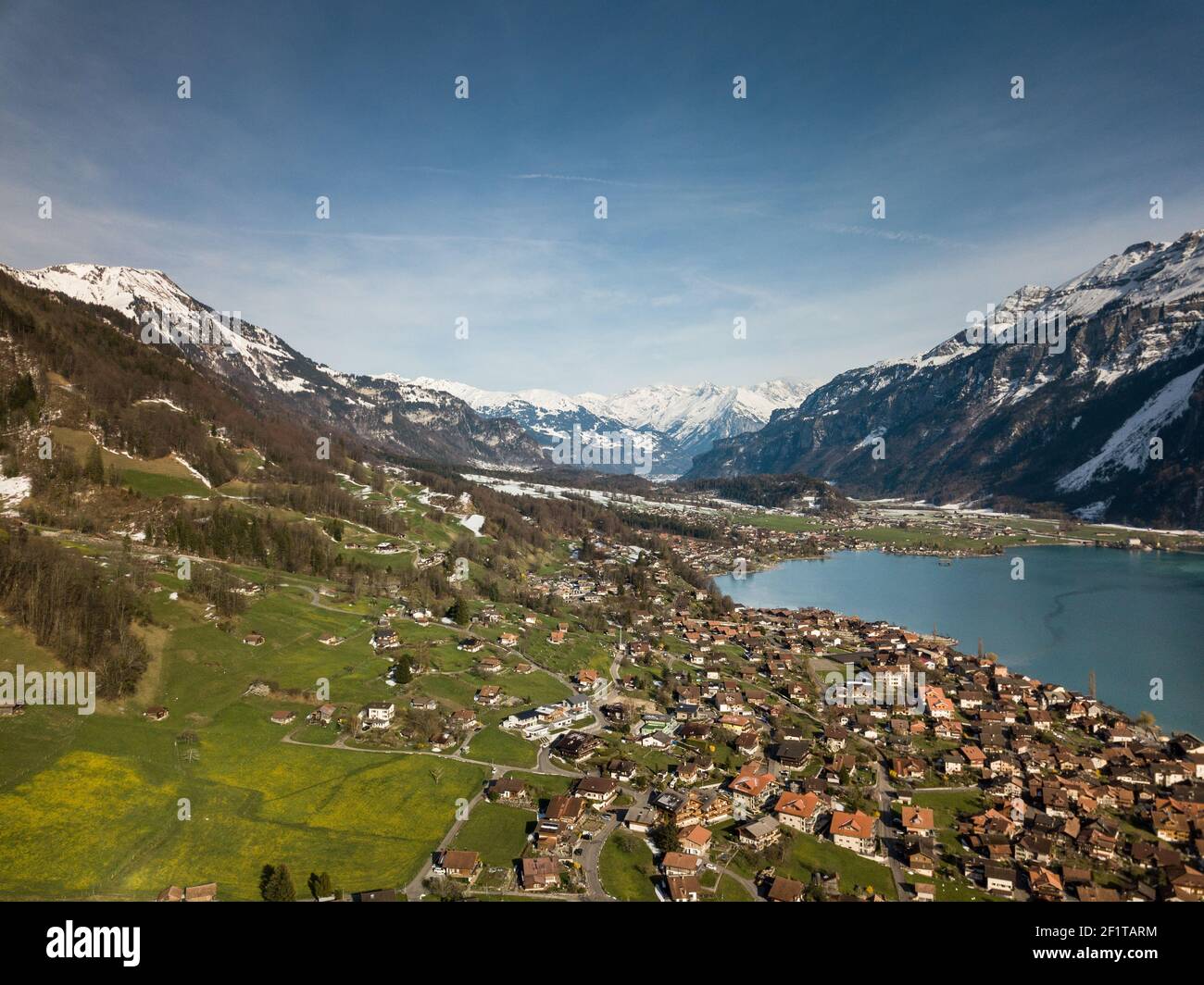The crystal clear blue water of Lake Brienz in the Swiss Alps ...