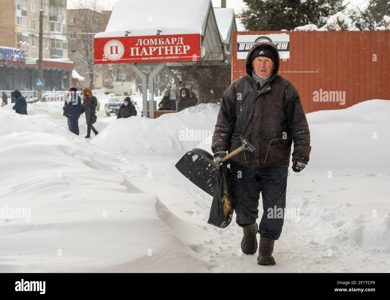 Old man shoveling snow hires stock photography and images Alamy