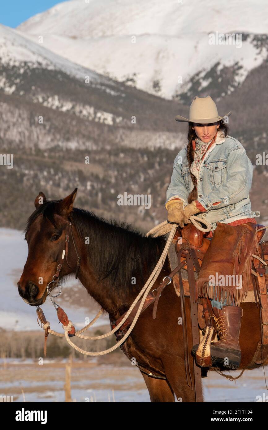 USA, Colorado, Westcliffe, Music Meadows Ranch. Female ranch hand in