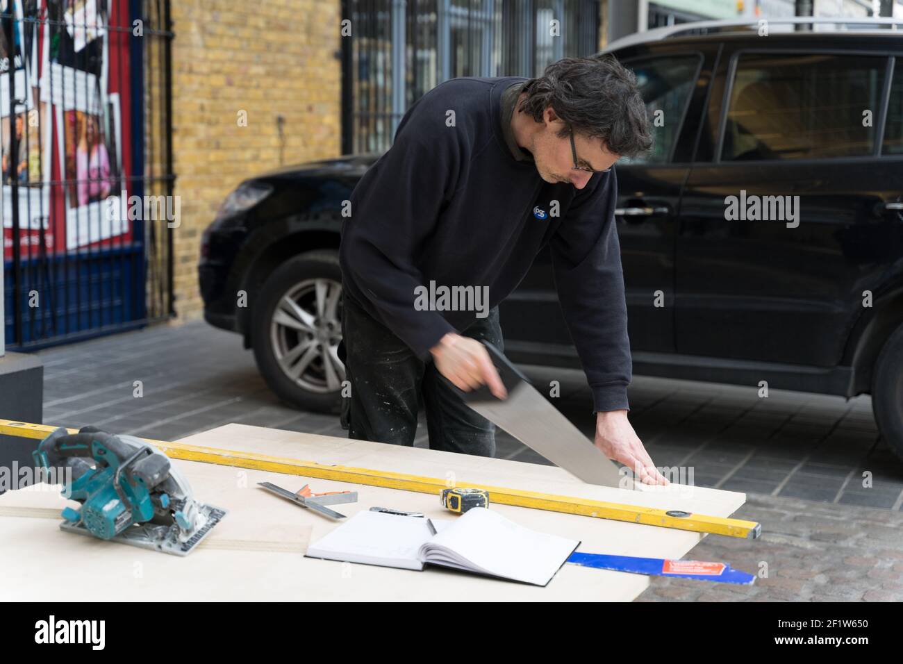 Cutting worktop with hand saw online