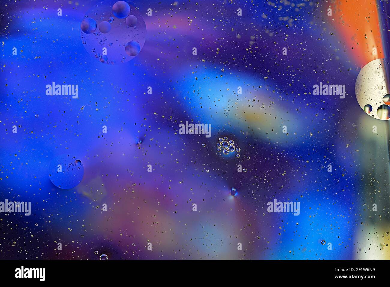 Blue oil bubbles hi-res stock photography and images - Alamy