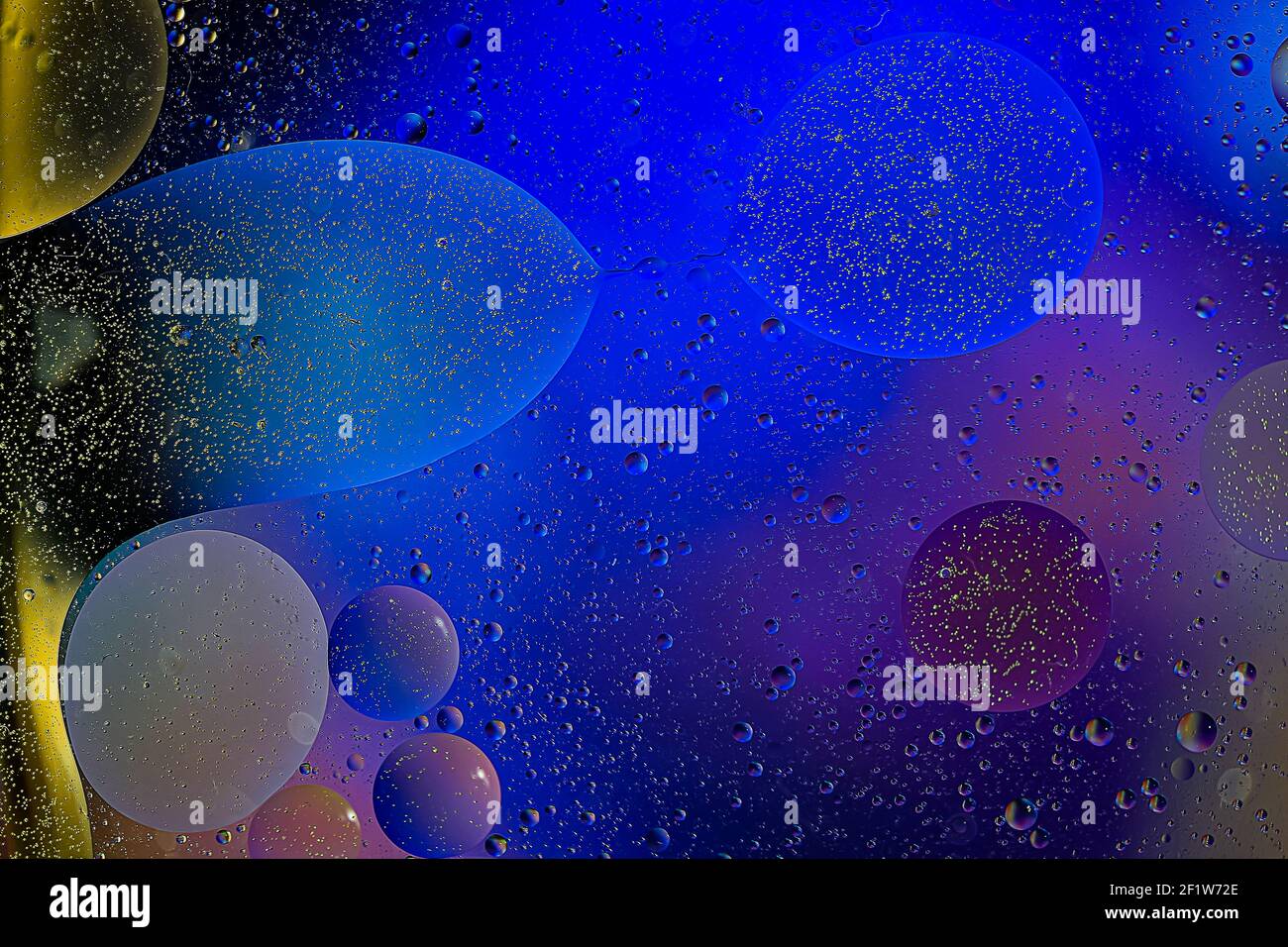 Blue oil bubbles hi-res stock photography and images - Alamy