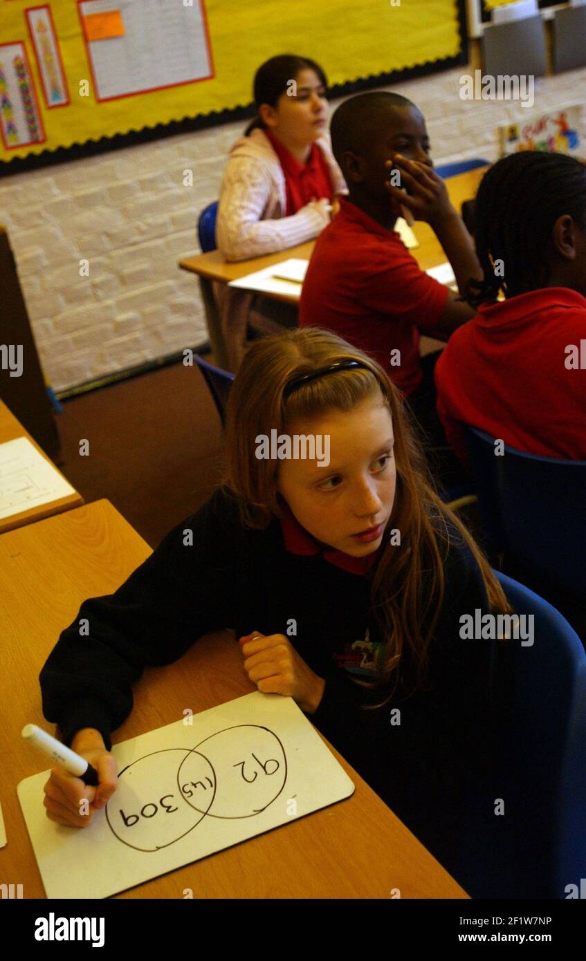 YEAR SIX AT THE COBOURG PRIMARY SCHOOL IN SOUTH LONDON. 5 December 2006 TOM PILSTON Stock Photo