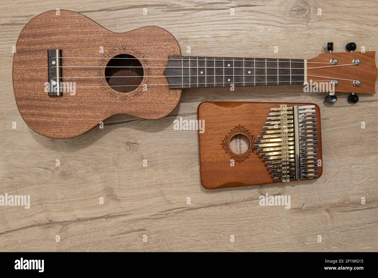madlavning genstand Colonial Kalimba 17 keys and ukulele on black wood background. African musical  instrument. Thumb piano with copyspace Stock Photo - Alamy