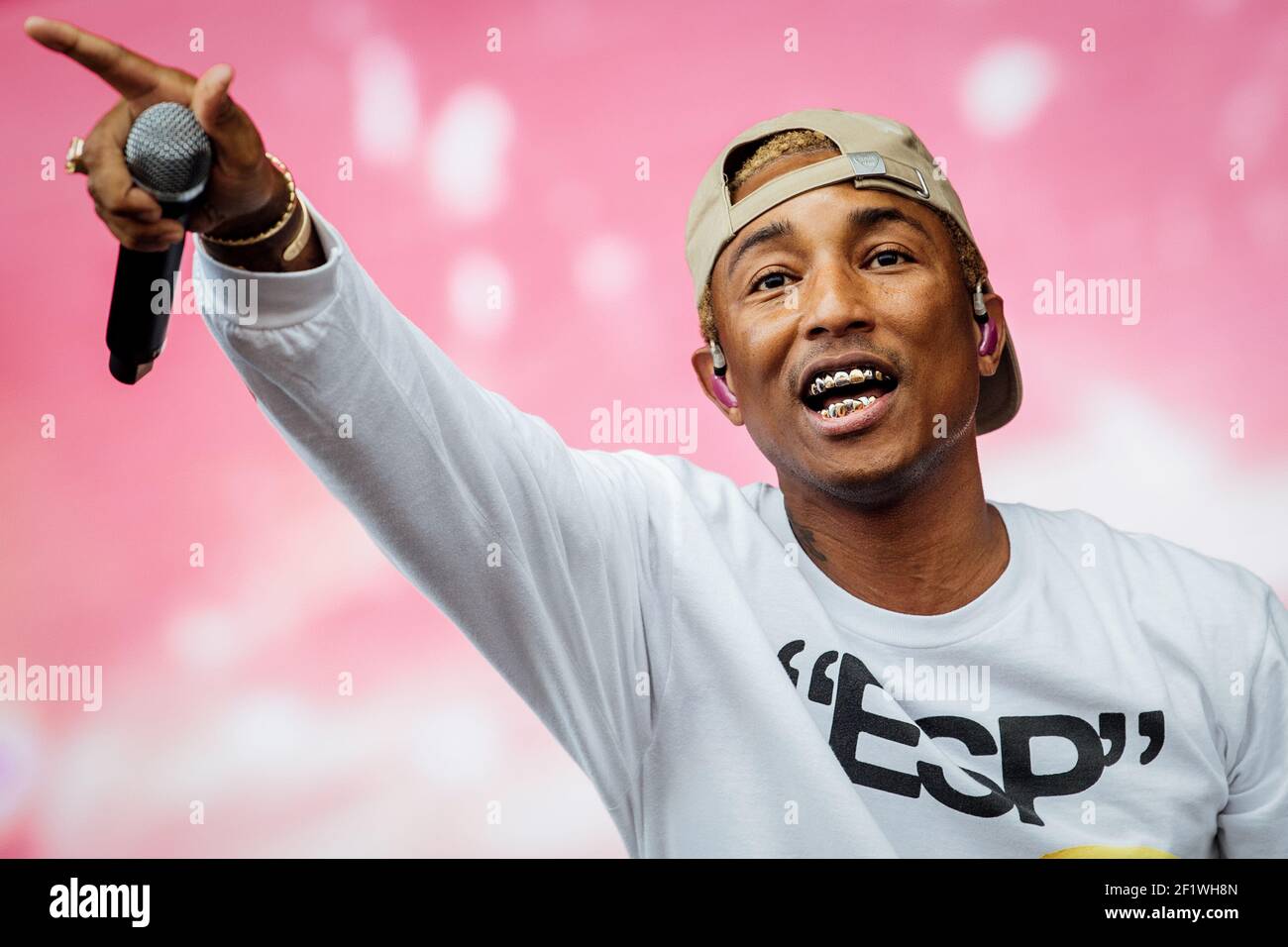 E concert hi-res stock photography and images - Alamy