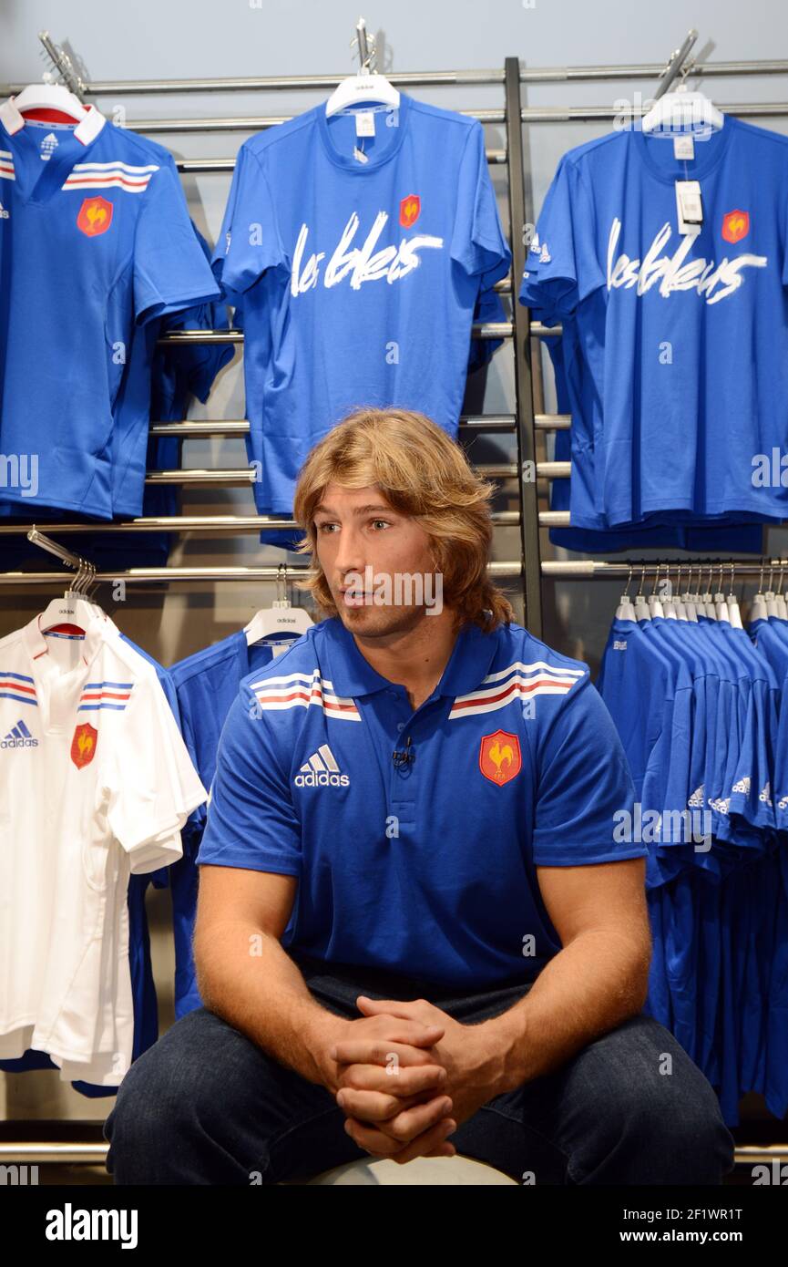 RUGBY - MISCS - FRANCE NEW JERSEY ADIDAS PRESENTATION - ADIDAS BRAND CENTER  PARIS CHAMPS ELYSEES ( FRANCE ) - 07/11/2012 - PHOTO PHILIPPE MILLEREAU /  KMSP / DPPI - DIMITRI SZARZEWSKI WITH HOME KIT 2012/2013 Stock Photo - Alamy