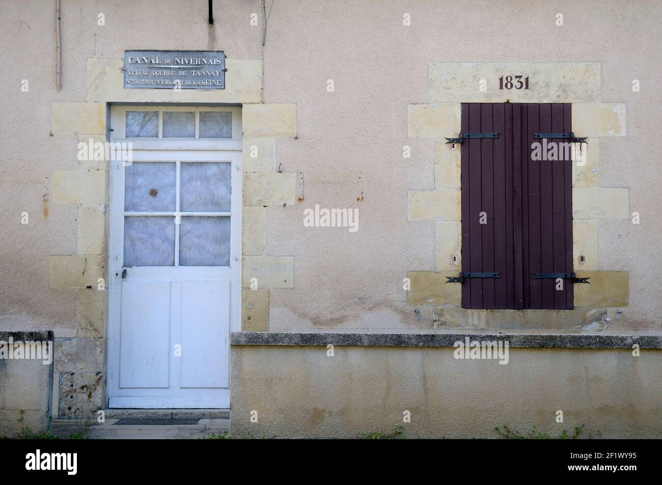 Lock keepers house, Ecluses 38-39 Tannay, D165, Tannay, Nievre, Burgundy. France Stock Photo