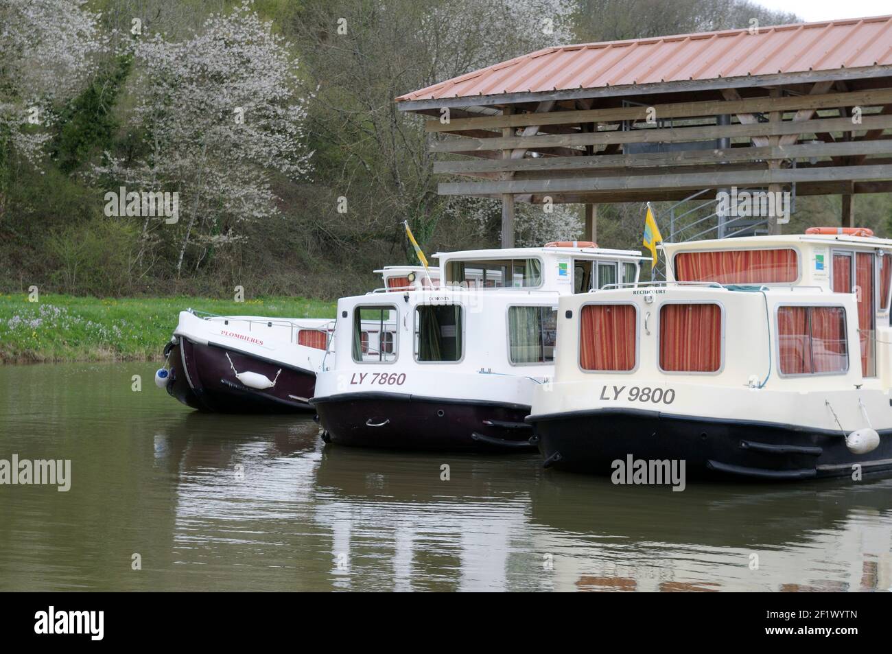 Locaboat docks, Ecluse 24 Yonne, La Papeterie, Corbigny, Nievre, Burgundy, France Stock Photo