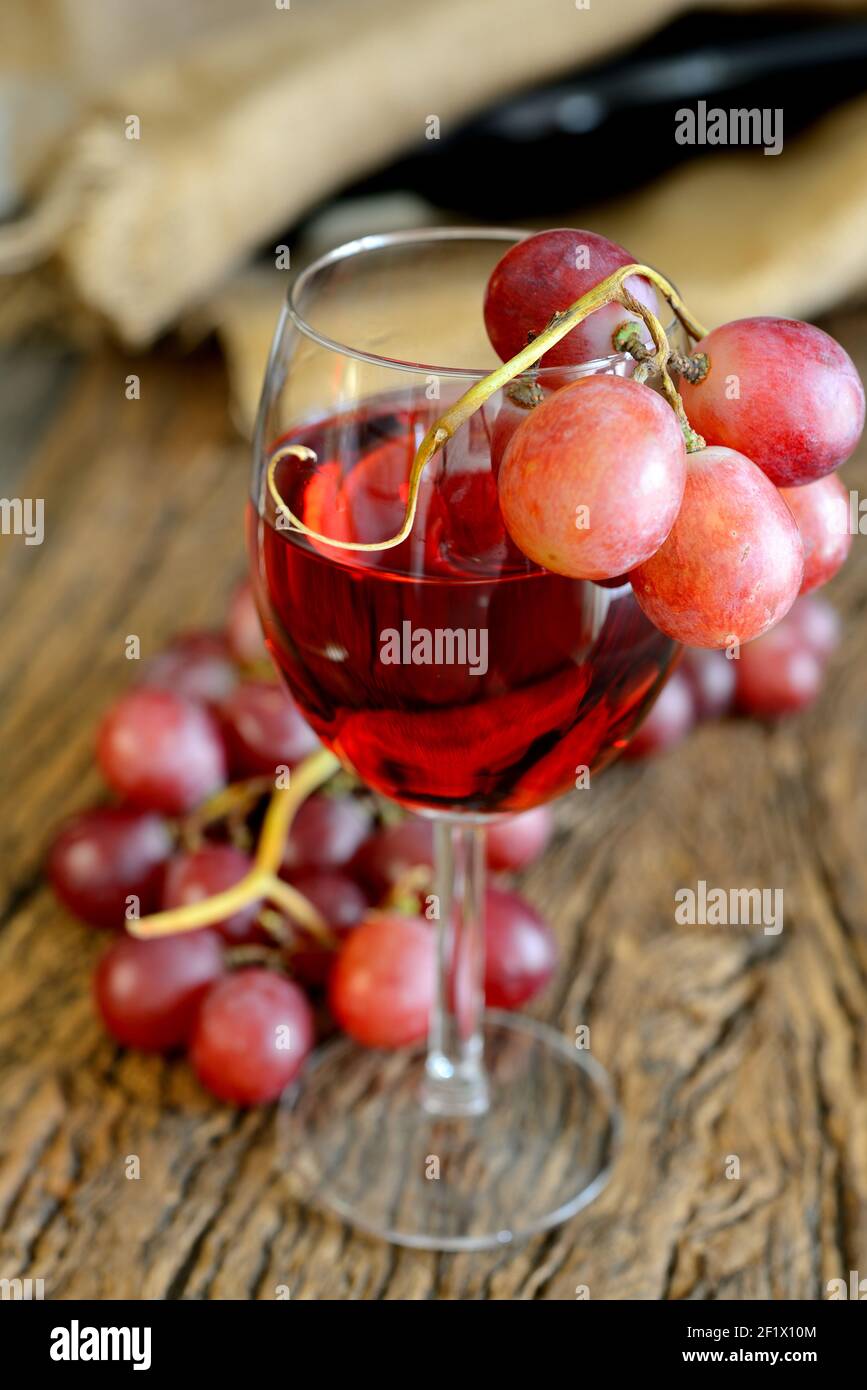 Rose wine and grapes Stock Photo Alamy