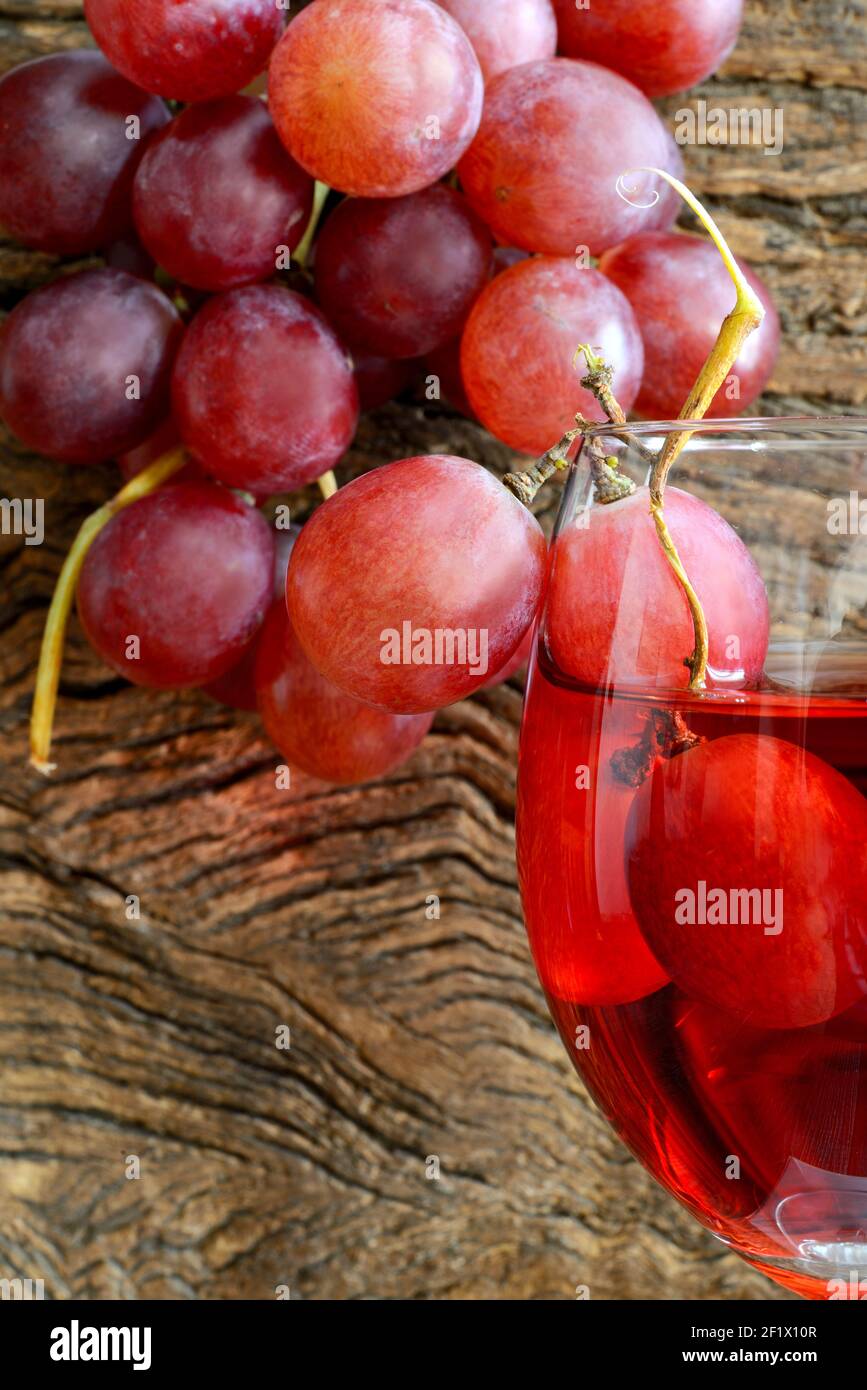 Rose wine and grapes Stock Photo Alamy
