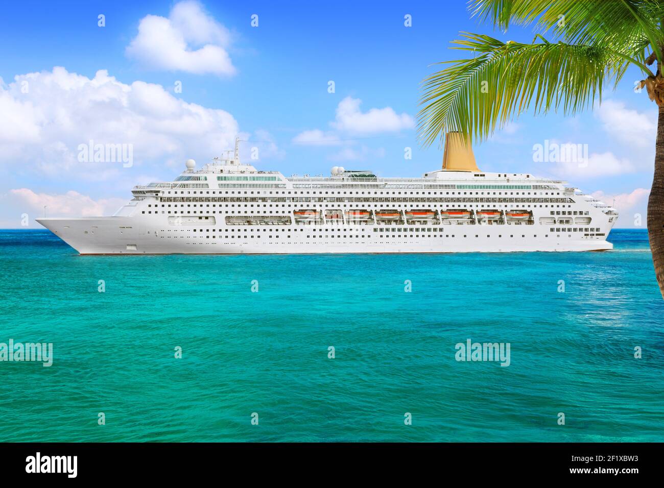 Cruise ship tropics hi-res stock photography and images - Alamy