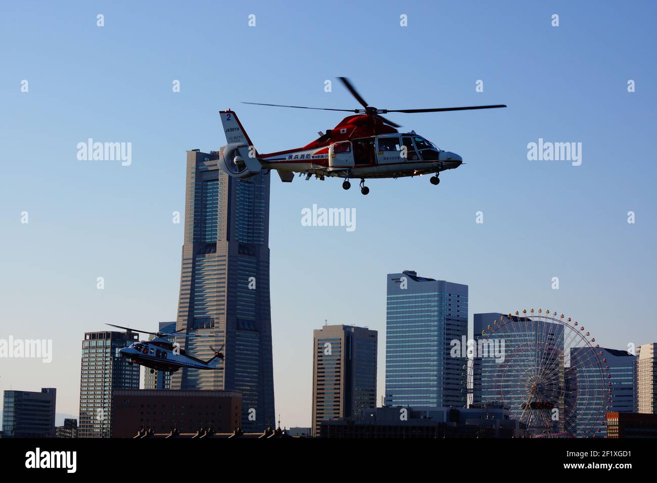 Fire helicopter to fly to the Minato Mirai Stock Photo