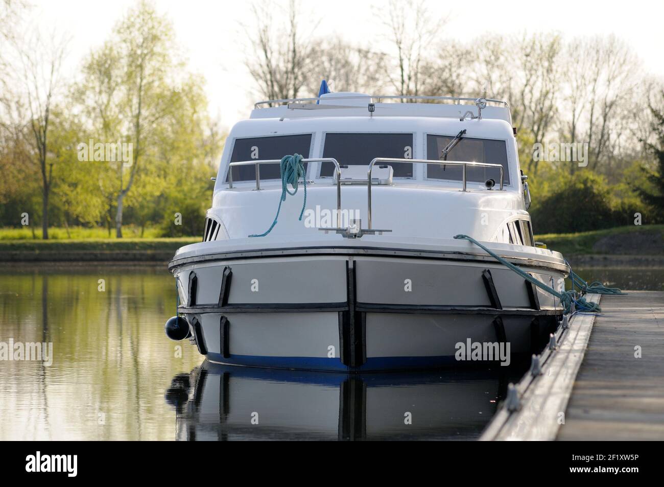 Canal boat tied up hi-res stock photography and images - Alamy