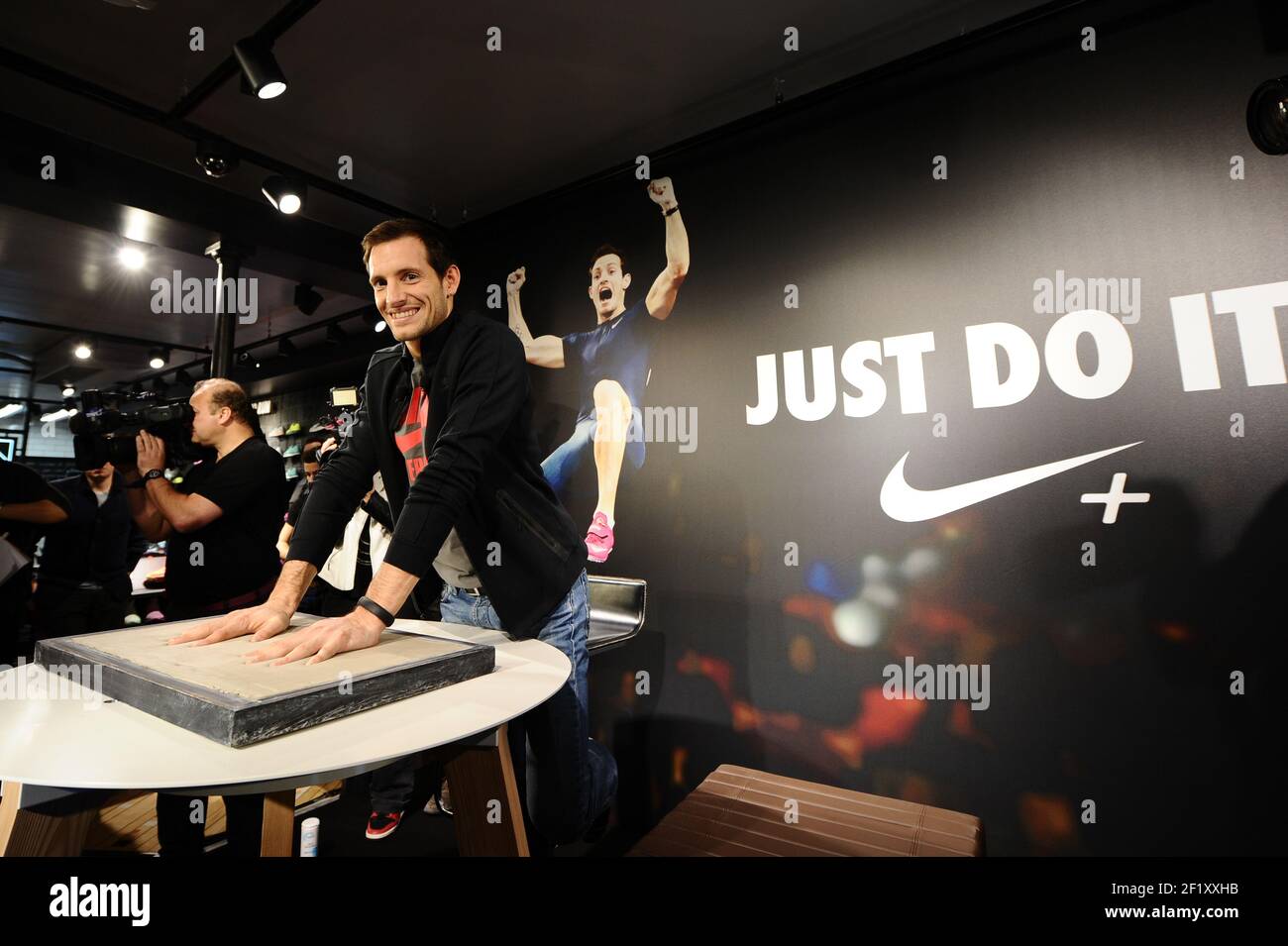 Reusachtig broeden Trunk bibliotheek Renaud Lavillenie (FRA) at the Nike press conference, after his world  record in Paris, on February 17, 2014. Photo Stephane Kempinaire / KMSP /  DPPI Stock Photo - Alamy