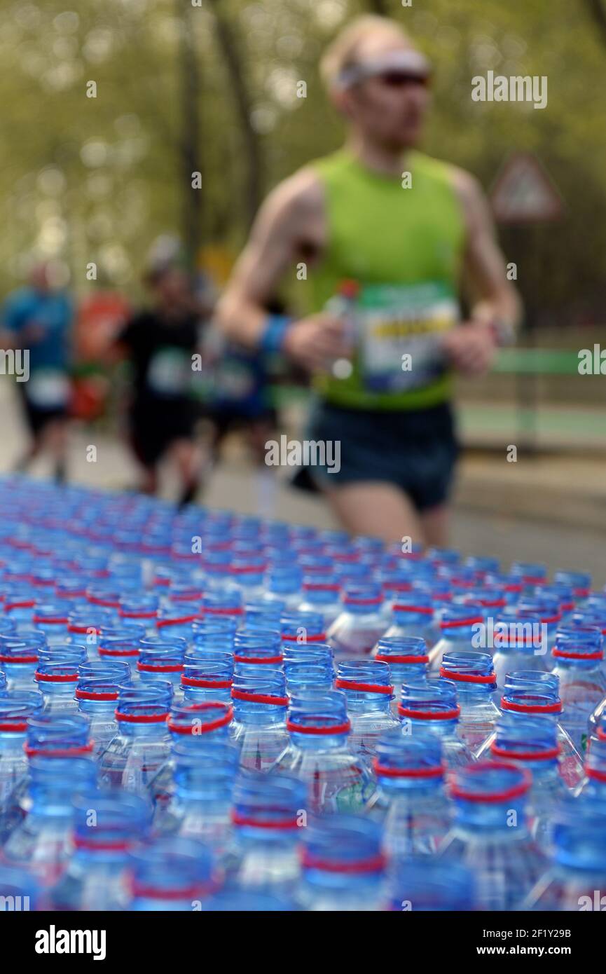 Illustration of provisioning during the Marathon de Paris 2014, France, April 6, 2014, Photo Philippe Millereau / KMSP / DPPI Stock Photo