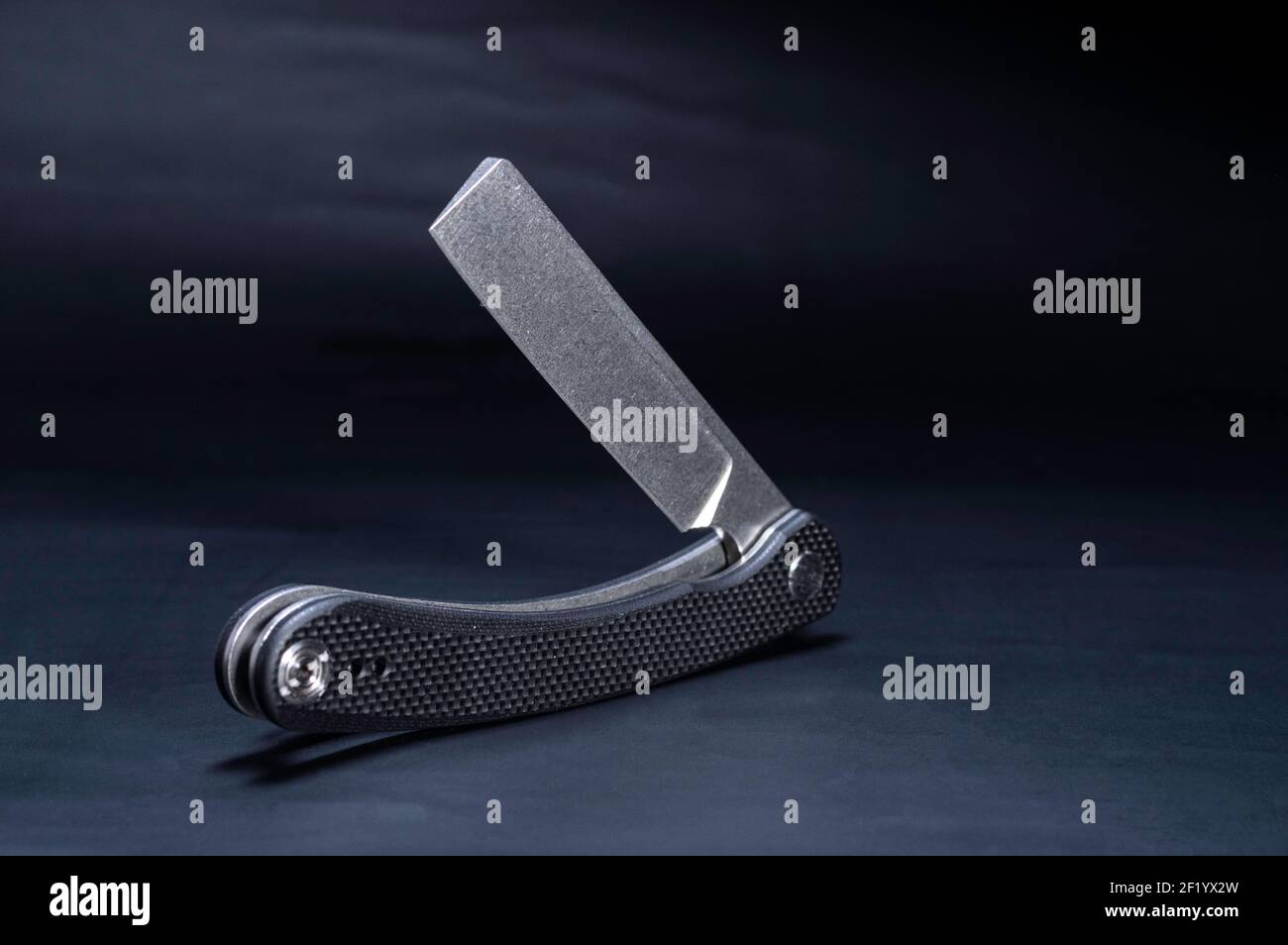 An unusual knife with a blunt edge. The knife is in the flatfolded