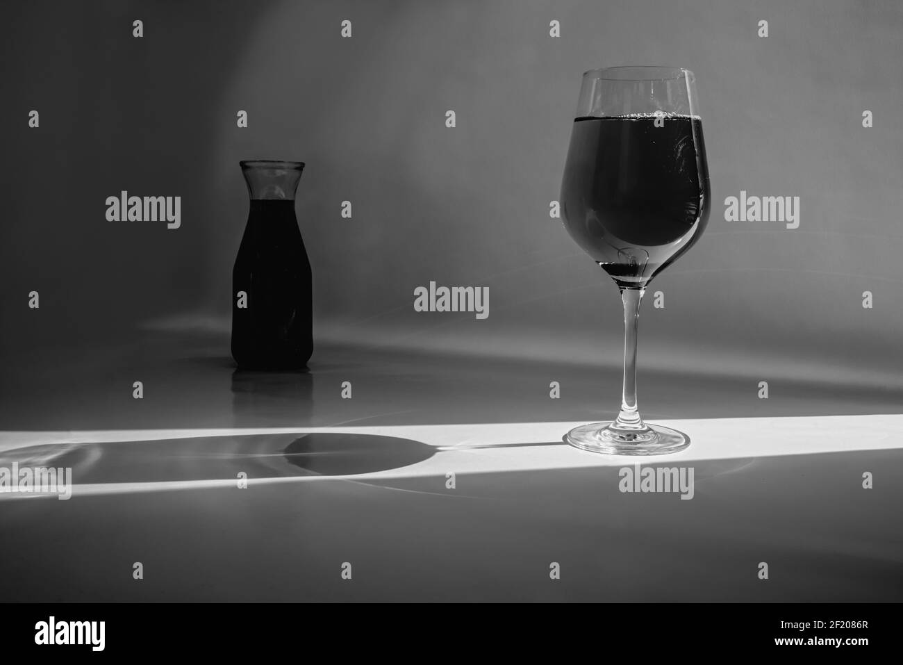 Stillleben mit Glas und Flasche Stock Photo